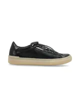 Sneaker de cuero negro con textura reptil, cordones con lurex y suela color miel.