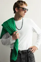 Camiseta relaxed fit de manga larga y cuello redondo de la colección Aaron Levine x Zara.