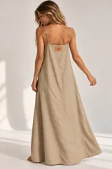 Vestido largo rojo con tirantes finos, escote recto y silueta amplia y fluida de corte A.