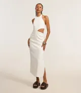 Vestido midi blanco de bengalina, con frente única, espalda descubierta, abertura lateral en la cintura y fruncidos.