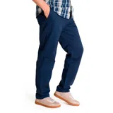 Pantalón chino azul marino de corte tapered straight, con bragueta con cremallera y botón, bolsillos laterales y traseros de ribete con solapa y botón.