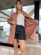 Sobre camisa marrón de corte recto y mangas largas.