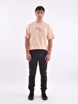 Remera blanca de corte holgado con la frase "The Good Old Days" estampada en color naranja.