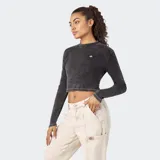 Remera corta de manga larga color gris con efecto lavado, cuello redondo y logo de la marca bordado en el pecho.