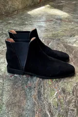 Bota de caña corta color camel, con elástico lateral negro y suela plana.