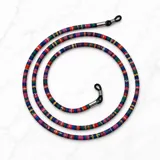Correa para lentes con diseño trenzado multicolor de patrones geométricos, con terminales de goma negra y detalles metálicos plateados.