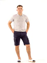 Bermuda cargo azul con bolsillos laterales y traseros con solapa.