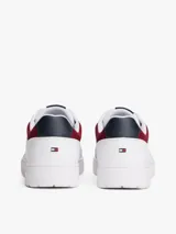 Zapatillas de estilo retro baloncesto Tommy Hilfiger, de corte bajo, confeccionadas en piel y poliuretano. Presentan un diseño en color blanco con paneles en contraste en color granate y azul marino en el talón. Cuentan con suela gruesa de goma, detalle de ventilación en la parte superior y logo de la marca en el lateral y la lengüeta.