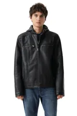 Campera de cuero sintético negro con capucha gris incorporada, bolsillos frontales con cierre y detalles acolchados en los hombros y mangas.