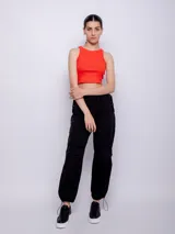 Top corto de tejido acanalado color marrón, con cuello redondo y corte de sisa tipo nadador.