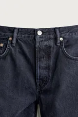 Jeans regular fit de corte recto confeccionados en denim de algodón, con efecto lavado, cinco bolsillos y cierre frontal con cremallera y botón.