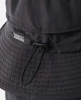 Sombrero bucket de surf Rip Curl S Series Surf en color negro, con solapa protectora para el cuello, paneles de malla transpirable y barbiquejo ajustable con hebilla.