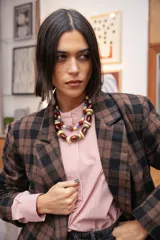 Collar corto de cuentas de resina en tonos marrón rojizo, verde claro y beige, con diseño de esferas y discos intercalados.