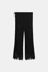 Pantalón satinado Zara Woman Collection, confeccionado en viscosa, de tiro medio y cintura elástica. Presenta diseño de pernera recta con delicados bordados a tono en los bajos.