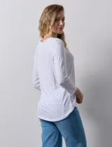 Remera blanca de modal con cuello cuadrado y aplique de aros metálicos.