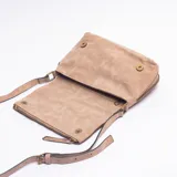 Bandolera color camel con solapa frontal decorada con tachas metálicas pequeñas. Cuenta con cierre principal, correa ajustable y diseño estructurado.