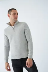 Buzo de hombre color bordó, con medio cierre frontal, cuello alto y logo estampado en el pecho. De corte regular y manga larga.