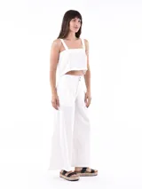 Top corto color blanco roto, de tejido con textura, con tirantes anchos y escote cuadrado.