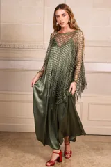 Vestido largo color dorado de raso con breteles finos y escote en V.