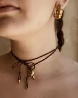 Aros tipo argollas de diseño artesanal con acabado texturizado y forma irregular. Fabricados en bronce y alpaca, con pernos y cierres de plata 925.