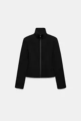 Chaqueta entallada negra de cuello subido y manga larga con hombreras. Cuenta con cierre frontal con cremallera termosellada.
