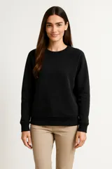 Sudadera negra de cuello redondo, manga larga tipo raglán y corte holgado.