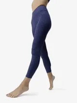 Legging deportivo 7/8 de tiro alto, confeccionado en tejido Shape_Tech compacto y ligero. Presenta un estampado monograma exclusivo en color azul oscuro, con bolsillo oculto en la cinturilla y refuerzo de doble capa en la entrepierna.
