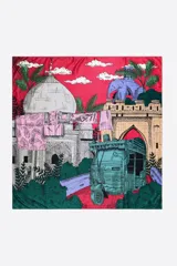 Pañuelo cuadrado de poliéster reciclado con estampado artístico de temática india, que incluye elementos como un tuk-tuk, un elefante y arquitectura tradicional sobre un fondo de color fucsia intenso.