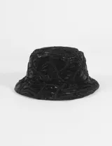 Sombrero tipo bucket de acabado brillante y efecto acolchado con costuras decorativas en relieve.