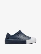 Championes Converse CTAS Play color azul marino, con puntera blanca y suela gruesa. Diseño sin cordones con perforaciones para mayor transpirabilidad.
