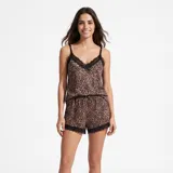 Pijama set Rufi de satén con estampado animal print tipo leopardo, compuesto por una musculosa con tirantes regulables y detalle de encaje negro en el escote, y un short con elástico en la cintura y terminación de encaje negro en el ruedo.