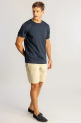 Camiseta de cuello redondo en color azul marino, confeccionada en algodón pima de alta calidad con un pequeño logo bordado en el pecho.