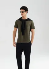 Camiseta básica de manga corta y cuello redondo, color rojo oscuro.