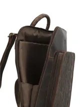 Mochila de cuero marrón oscuro, elaborada de forma artesanal, con bolsillo frontal con relieve de diseño botánico de hojas. Cuenta con compartimento para notebook y cierre.