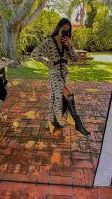 Bota bucanera de cuero color marrón chocolate, con lycra en la parte trasera y suela con taquito interno de 3cm.