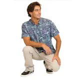 Camisa de manga corta Maui and Sons, con estampado multicolor de motivos playeros y corte relajado.