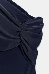 Body azul marino de escote asimétrico con un hombro descubierto, detalle de frunces en el busto y cierre de botones a presión en la parte inferior.