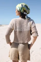 Cárdigan corto color beige tejido a crochet con combinación de puntos.