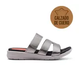 Sandalias de cuero plateado con tiras anchas y ajuste de velcro. Suela de goma con tecnología Low Impact para absorción de impactos.