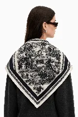 Pañuelo cuadrado con estampado toile de jouy en blanco y negro, con borde ancho en contraste.