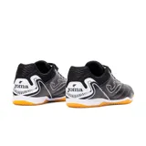 Championes deportivos Joma Maxima 2501 Indoor para fútbol sala, color negro con detalles en blanco y suela de goma color caramelo. Cuentan con refuerzo de goma en el calcetín mediante tecnología PROTECTION, mediasuela con amortiguación mejorada, suela de goma DURABILIDAD con alta resistencia a la abrasión y buen agarre en superficies internas, sistema de líneas FLEXO para una transición más natural, parte delantera de cuero sintético duradero y con buen contacto con el balón, perforación VTS para mejorar la ventilación del sudor y tecnología JOMA SPORTECH (TPU) sin costuras para un ajuste ceñido.