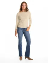 Buzo de tejido fino color beige, con cuello redondo, mangas tres cuartos y diseño raglán.