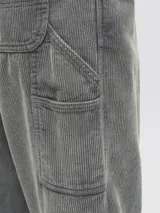 Pantalón de corte wide leg confeccionado en corderoy, con tiro alto, bolsillos laterales y cierre frontal con cremallera.