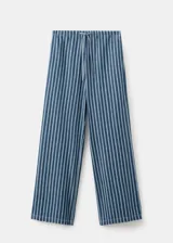 Pantalón estilo tejano vaquero de algodón con diseño largo y recto, tiro medio y estampado de rayas. Cuenta con dos bolsillos laterales y cierre de lazo en la cintura.