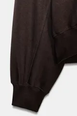 Sudadera de felpa de algodón con cuello redondo, manga larga y acabados en rib en puños y ruedo.