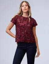 Blusa color borgoña de microtul bordado con flores y lentejuelas, marca Cupio, con forro interno a tono.