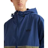 Campera Quiksilver Haya de diseño colorblock, con la parte superior en azul y la inferior en verde militar, separadas por una línea reflectante. Cuenta con capucha ajustable, cierre frontal completo y bolsillos laterales.