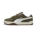 Championes Puma modelo Park Lifestyle Easy, color verde oliva con detalles en blanco. Confeccionados en gamuza, cuentan con la icónica franja lateral de la marca, suela de goma en tono crema y base marrón.