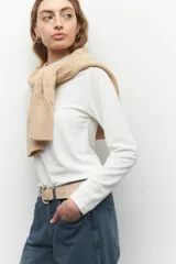 Polera de tejido de punto color rojo con cuello alto.