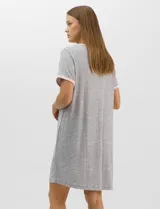 Camisón corto de corte recto y textura acanalada, color azul marino con estampado floreado en tonos celestes y blancos. Presenta mangas cortas y escote en V con aplicación de pequeños botones.